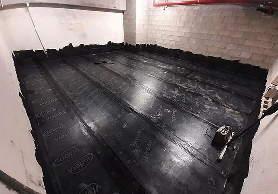 Teste de impermeabilização em loja de shopping